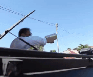 Video thị trưởng Philippines dùng súng bắn 'mưa' tiền cho dân gây xôn xao