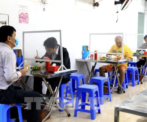 Hà Nội: Dịch 'hạ nhiệt', quận Đống Đa cho phép hàng quán ăn uống phục vụ tại chỗ