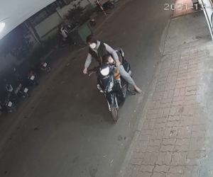 Clip: Vợ chở theo con nhỏ canh chừng cho chồng trộm xe gây phẫn nộ
