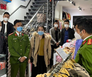 Khởi tố vụ án, khởi tố bị can đối với vợ chồng chủ shop quần áo làm nhục người khác