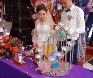 Bật rượu vô tình làm 'tím mắt' cô dâu, phản ứng sau đó của chú rể bị dân tình chỉ trích dữ dội
