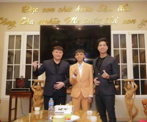 Hồ Văn Cường diện vest bảnh bao hát cùng Ngọc Sơn trong ngày đầu năm mới