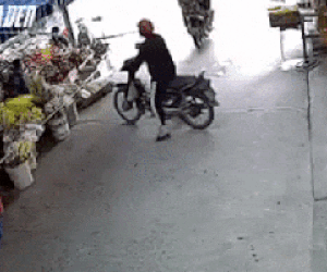 Người đàn ông rồ ga lao thẳng vào hàng bán hoa đầy khó hiểu