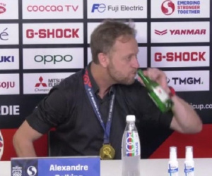 HLV Thái Lan liên tục uống mừng trong buổi họp báo sau khi vô địch AFF Cup 2020