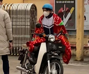 Clip: Nam sinh đi học với phong cách không giống ai, dân tình nhìn thấy đành phải lắc đầu chịu thua
