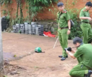 Chồng gục ở sân giếng, vợ cầm búa đứng cạnh thi thể
