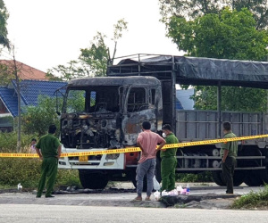 Ôtô bốc cháy không rõ nguyên nhân, một thi thể cháy đen