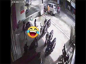 Người phụ nữ loay hoay không thể mở khóa xe máy, dân mạng cười ngả nghiêng: 'lỗi do nhà sản xuất'