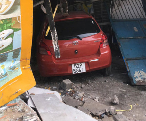 Quý bà lái ô tô lao qua đường, tông 2 xe máy rồi 'hạ gục' cổng sắt nhà dân