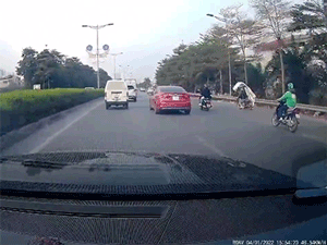 Xe chở cây đào cồng kềnh gây tai nạn khiến người đi đường thót tim