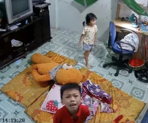 CLIP:  Cướp liều lĩnh đập cửa nhà ở Đồng Nai, 2 cháu nhỏ rúm ró đưa tài sản