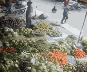 Clip: Hỗn chiến kinh hoàng từ việc trả giá khi mua trái cây