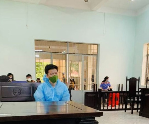 Gã đàn ông đang giở trò đồi bại với con gái của vợ 'hờ' thì bị quay phim