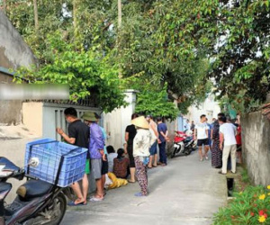 Bị mắng vì chém 2 người hàng xóm, con trai cầm dao phay đuổi chém mẹ và bác ruột