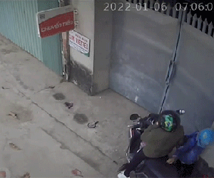 Mẹ chở con đi học nhưng phút chót lại khiến cậu bé 'bàng hoàng' khi nhìn theo bóng lưng