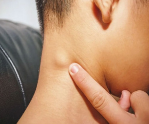 Nổi hạch sau tiêm mũi 3 vaccine Covid-19, có nguy hiểm không?