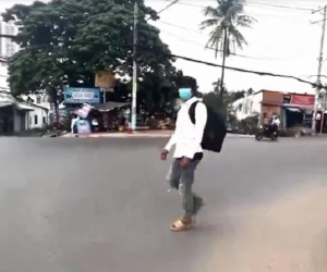 Ngồi lề đường xin tiền xe về quê, mạnh thường quân lại hỏi một câu, nam thanh niên vội co giò bỏ chạy