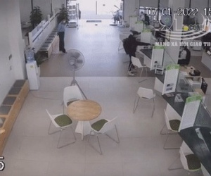 Camera toàn cảnh vụ cướp ngân hàng tại Hải Phòng: Tên cướp dùng vật giống súng chĩa vào nhân viên, bình tĩnh xếp tiền