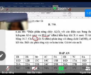 Nam sinh đăng đàn nhờ giải  bài tập Hoá nhưng dân mạng lại đổ dồn sự chú ý vào góc phải màn hình