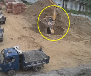 Xe cẩu bị lún sâu vào hố cát, tài xế có phản ứng gây tranh cãi