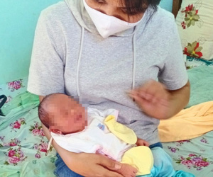 Bé trai mới sinh cuốn trong bọc nilông dính máu ở nghĩa trang