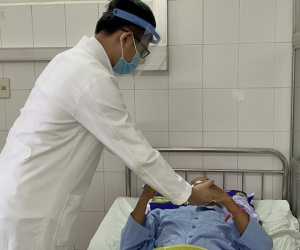 Bị trầm cảm 12 năm, cụ ông tự lấy đinh đóng vào đầu