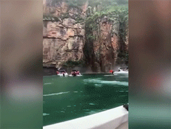 Vách núi trong khu du lịch đổ sập, hàng loạt du khách thiệt mạng và mất tích