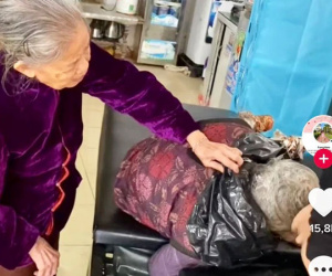 Cụ bà 91 tuổi đưa em gái 81 đi gội đầu, hành động đẹp của chủ tiệm khiến ai nấy phải trầm trồ