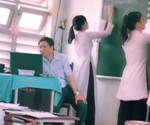 Cho học sinh lên bảng làm bài, thầy giáo âm thầm mở đoạn video này khiến dân mạng tranh cãi