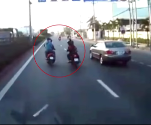 Kinh hãi cảnh nhóm thanh niên vác dao, đuổi chém nhau trên đường: 'Ôi cái tay, cái tay kìa...'