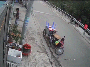Cho con vui đùa ở chỗ nguy hiểm, người mẹ vô tình đẩy con vào tình thế ngàn cân treo sợi tóc