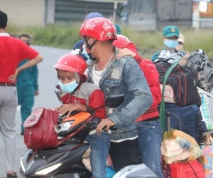 Các địa phương có cần sợ tới mức 'cấm' người dân về quê ăn Tết?