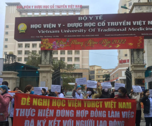 Hơn 40 y bác sĩ xuống đường cầm băng rôn 'cầu cứu' vì bị nợ lương suốt 8 tháng