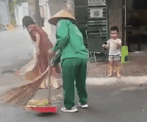 Choáng với hành động 'ngược đời' của nữ công nhân vệ sinh môi trường: Khó chịu khi thấy cô gái gom rác, thẳng tay hất ngược vào nhà dân