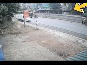 Clip: Nữ lao công tử vong thương tâm khi xe ben đâm xe con quay ngang trên quốc lộ