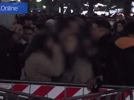 Video: Hai cô gái trẻ bị đám đông thanh niên sàm sỡ ở Italia gây phẫn nộ, nạn nhân bị xé rách áo cùng sự thật rợn người khác