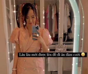 Bà xã thiếu gia Phan Thành lên đồ cực sang chảnh đi ăn cưới, nhan sắc xinh đẹp đúng chuẩn 'gái 1 con trông mòn con mắt'