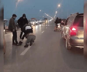 Clip: 2 tài xế lao vào 'quyết chiến' ngay trên cầu ở Hà Nội sau va chạm gây ùn tắc cả đoạn dài