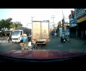 Clip: Kẹp cứng giữa 2 xe ô tô tải sau cú tông bất ngờ, người đàn ông thoát chết thần kỳ