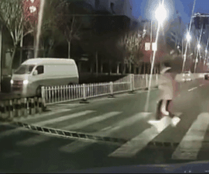 Clip: Bị ô tô cán trúng khi băng qua đường, cô gái thoát chết khó tin