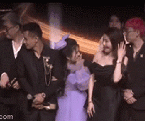 Đã chen hàng lại còn có hành động 'vô tư' thái quá với streamer nổi tiếng có gia đình, cô gái trẻ bị dân tình ném đã dữ dội: 'Muốn ké fame hay gì?'