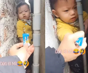 Con mắc kẹt, mẹ nhanh như chớp giải cứu đơn giản mà cực hiệu quả