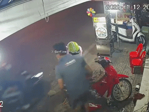 Giật túi xách của cô gái, 2 thanh niên 'số nhọ' tăng ga tẩu thoát nhưng lại tự ngã nhào xuống đường