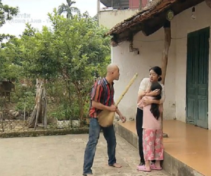 Phố trong làng tập 39: Không chịu nổi cảnh bố đánh mẹ, bé Tình bỏ nhà đi khiến cả làng náo loạn