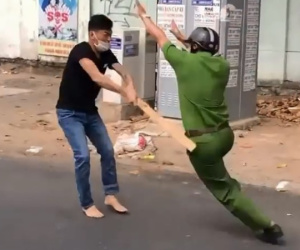 Bắt giữ gã 'ngáo đá' vung gậy đánh công an