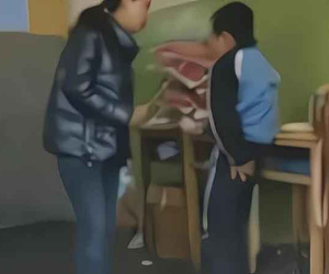Phẫn nộ với hành vi kéo cả lớp tụt quần đánh học sinh của giáo viên Tiểu học: Loại người này có thể làm giáo viên được sao?