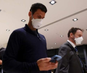 Djokovic buồn bã lên máy bay rời Australia