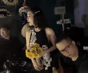 Lệ Quyên khoe giọng hát live ấn tượng, bất chấp 'sự cố' mất điện: Netizen khen ngợi không ngớt