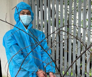 Hà Nội: Thanh niên mắc Covid-19 cầm dao xông vào nhà 3 mẹ con, dõng dạc tuyên bố 'Chị bình tĩnh, em là cướp đây'