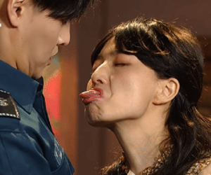 Kang Ha Neul gây sốc với cảnh cưỡng hôn trên sóng truyền hình, bạn diễn nữ bị ném đá vì thè lưỡi phản cảm
